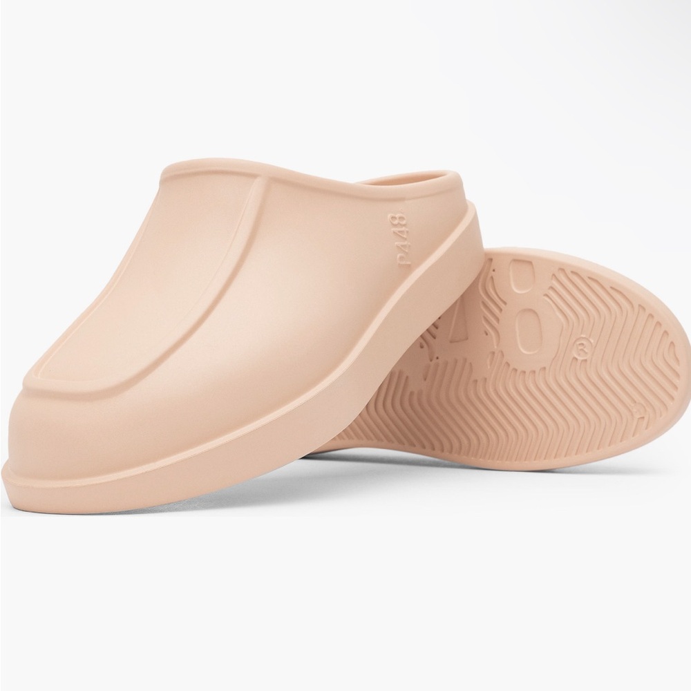 NIB-‎ P448 Flo Sandals